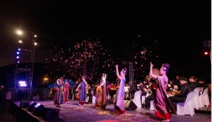 Apresentação cultural ao vivo durante o Festival das Lanternas de Yi Peng.