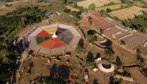 Vista aérea do espaço do Festival das Lanternas de Yi Peng, em Chiang Mai.