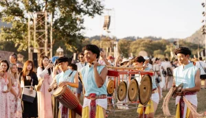 Grupo de músicos tailandeses tocando instrumentos tradicionais no Festival das Lanternas.
