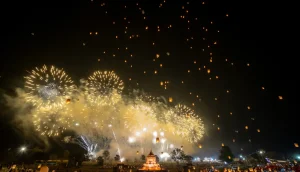 Fogos de artifício e lanternas iluminando o céu na virada do ano 2023/2024 em Chiang Mai, Tailândia.