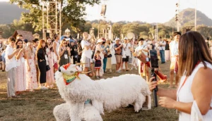 Dançarinos tailandeses em trajes típicos se apresentando no palco do Festival das Lanternas.