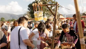 Barracas de comida e produtos locais no Festival das Lanternas em Chiang Mai.