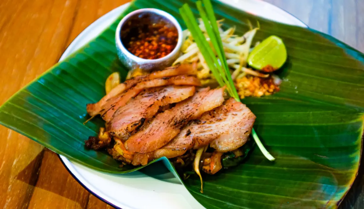 Prato de Pad Thai Fai Ta Lu com porco, famoso restaurante em Bangkok.