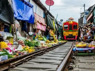 Mercado do Trem em Bangkok: vagões passando a centímetros das barracas em um dos cenários mais curiosos da Tailândia.