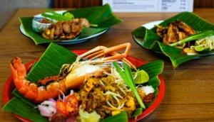 Prato de Pad Thai Fai Ta Lu de frutos do mar com camarões e temperos tailandeses.
