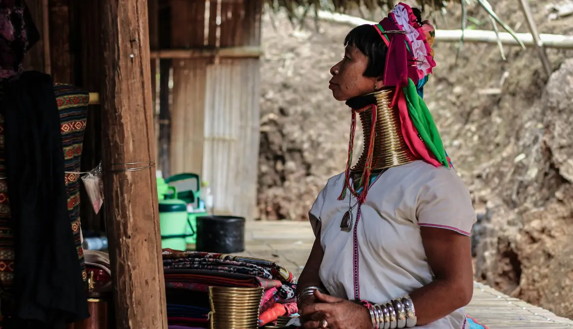 Conheça a Tribo Karen das Mulheres Girafas os templos mais fascinantes de Chiang Rai, incluindo o icônico Templo Branco e o Templo Azul.