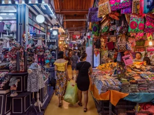 Barracas iluminadas do Chatuchak Market em uma noite de sexta-feira.