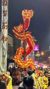 apresentações culturais, como danças com leões e dragões
