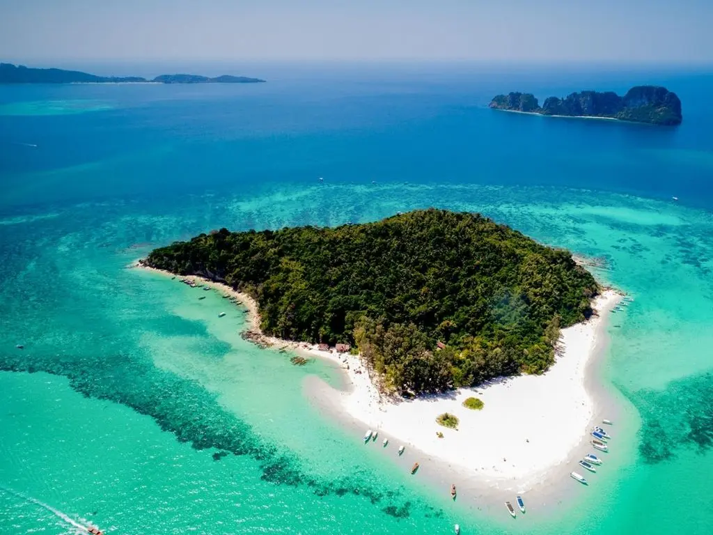 Ilha Bamboo em Phi Phi vista do alto, rodeada por águas turquesa. O que fazer em Phi Phi. Passeios em Phi Phi.