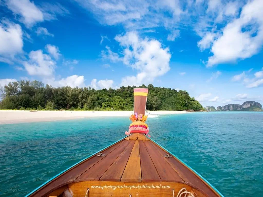 Barco tailandês chegando à Bamboo Island. O que fazer em Phi Phi. Passeios em Phi Phi.