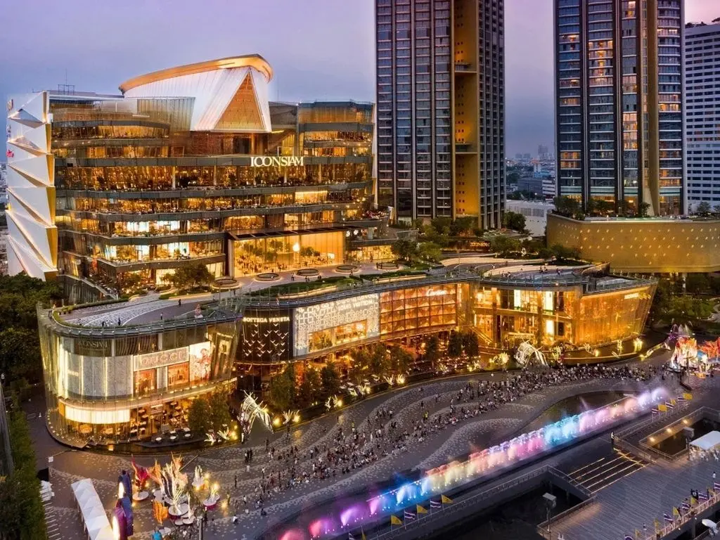 Fachada iluminada do IconSiam à beira do rio Chao Phraya. O que fazer no final de semana em Bangkok em 2025: este guia.