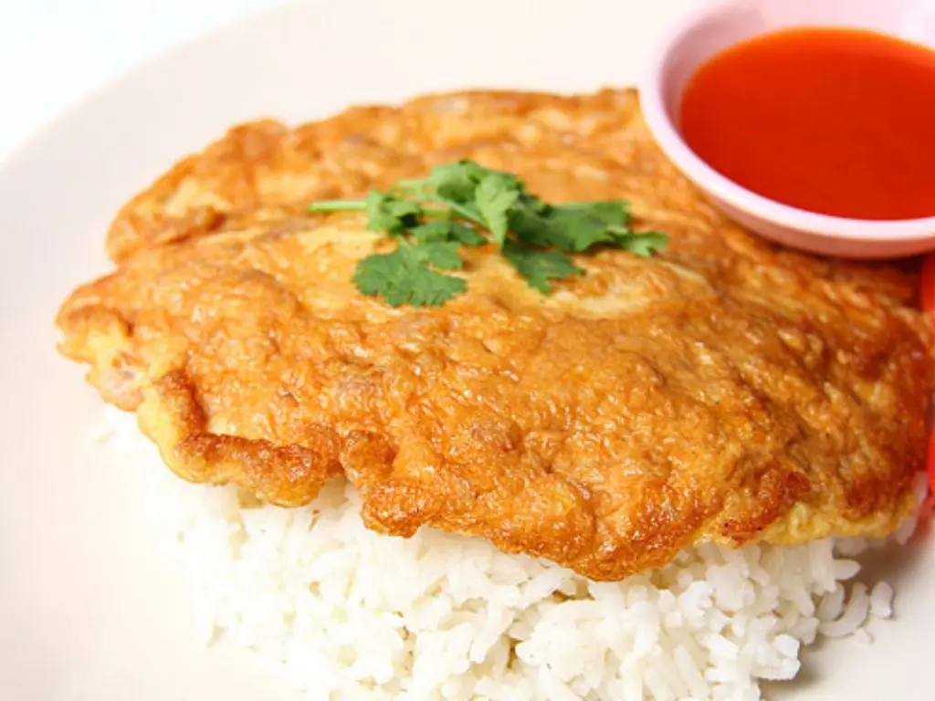 Arroz com omelete tailandesa crocante 