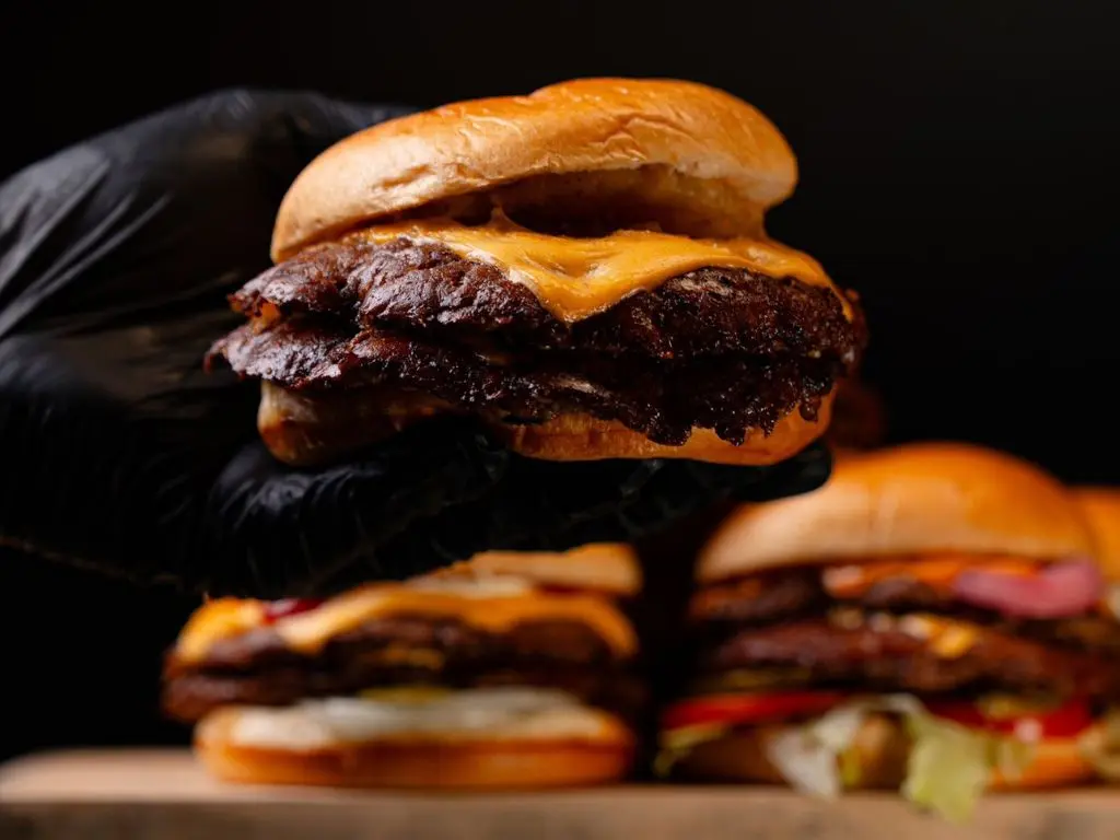 Hambúrguer artesanal do Prime Burger em Bangkok. O que fazer no final de semana em Bangkok em 2025: este guia.