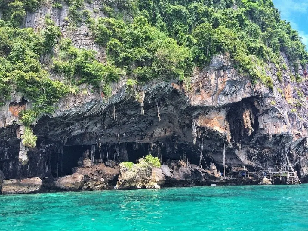 O que fazer em Phi Phi: visita à Viking Cave durante passeio de barco. Passeios em Phi Phi.