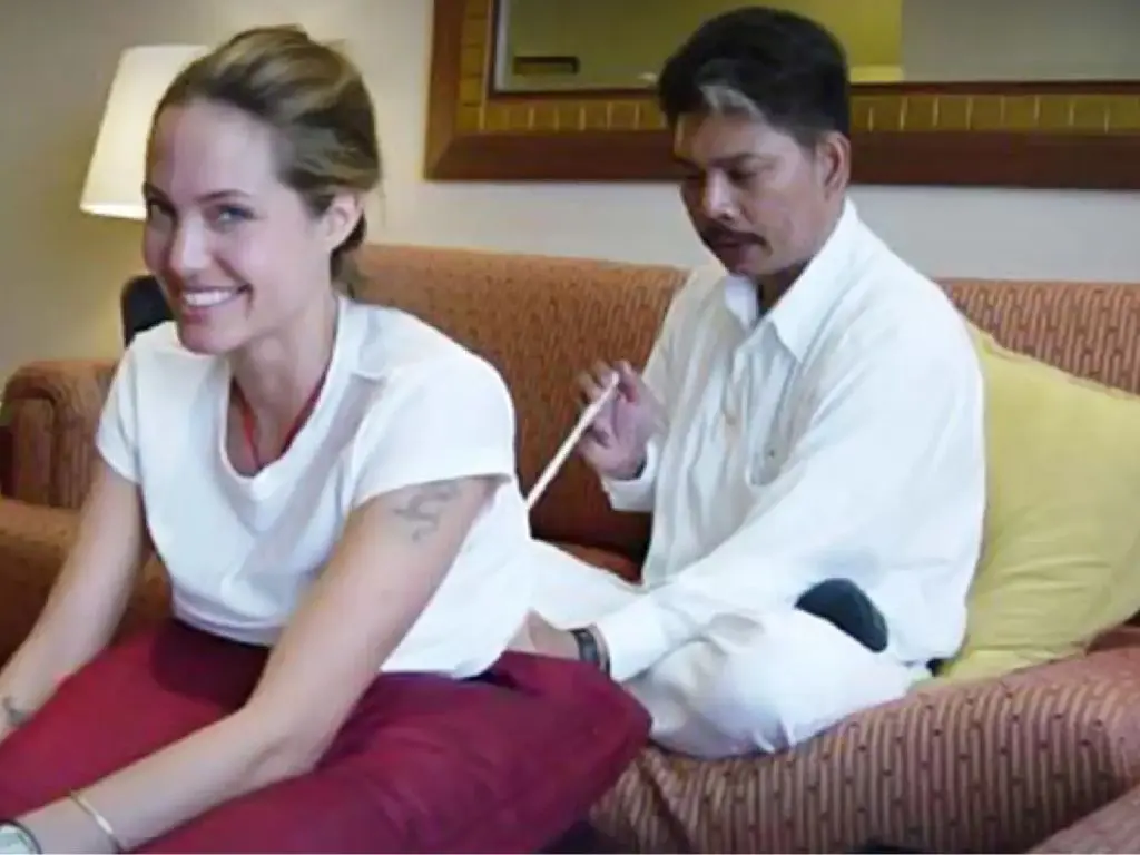 Você conhece o verdadeiro significado das tatuagens sagradas da Tailândia? A Angelina Jolie fez a tatuagem sagrada na tailandia. 