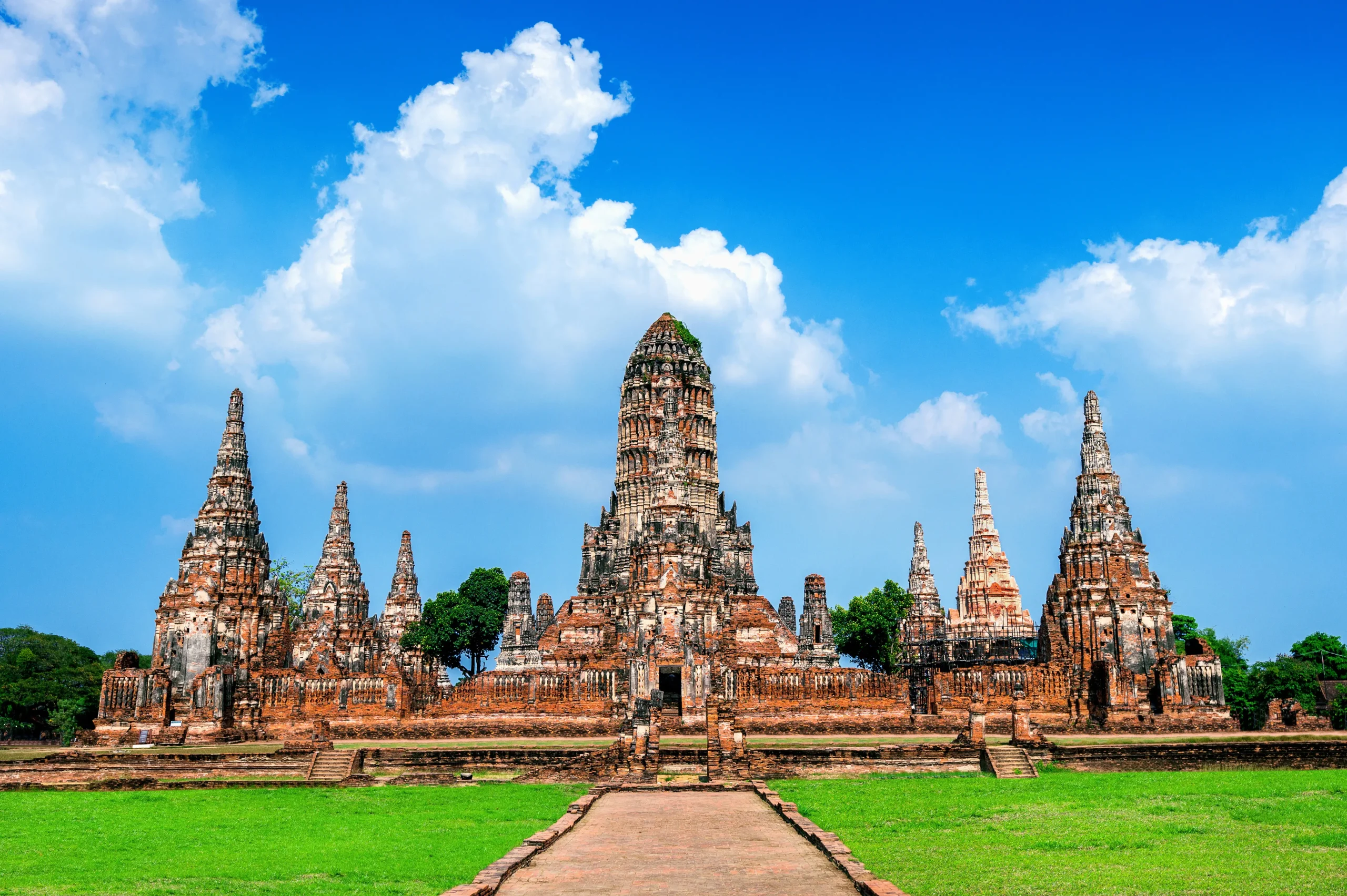 Circuito 3 días desde Bangkok: mercados, Río Kwai, cascadas de Erawan y templos de Ayutthaya con guía en español.