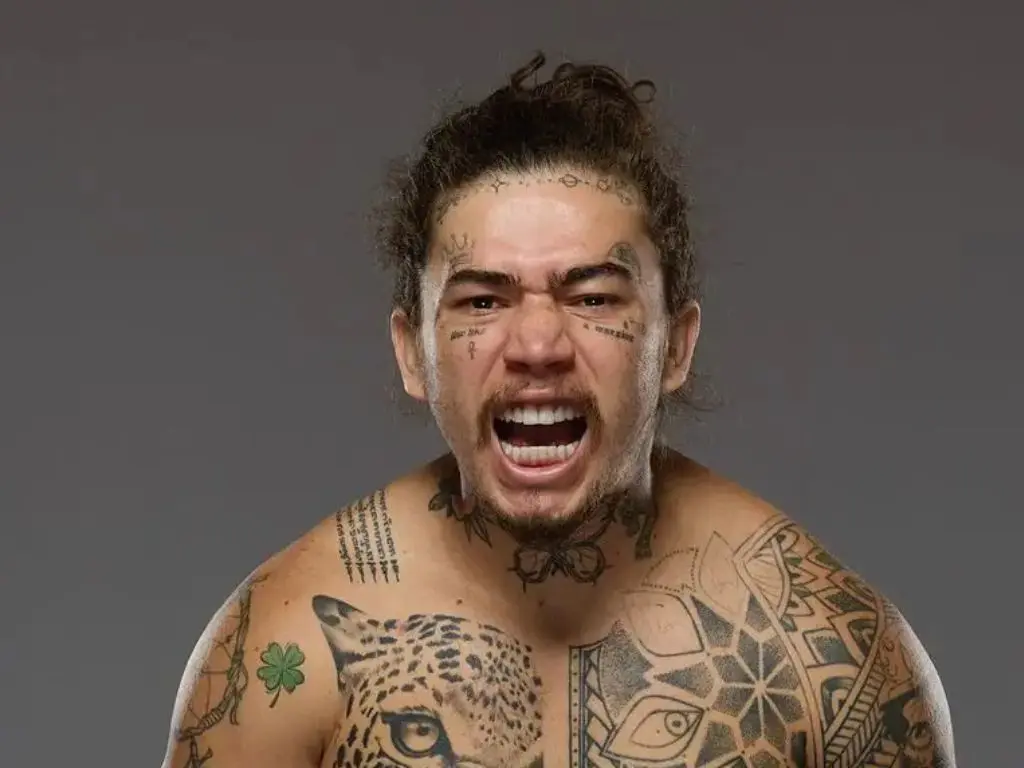 Sak Yant: a tatuagem tailandesa que conquistou Angelina Jolie – Whindersson Nunes com tatuagem tailandesa Sak Yant feita com técnica de bambu