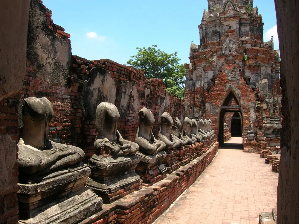 Ruínas históricas dos antigos templos de Ayutthaya, na Tailândia, Patrimônio Mundial da UNESCO.