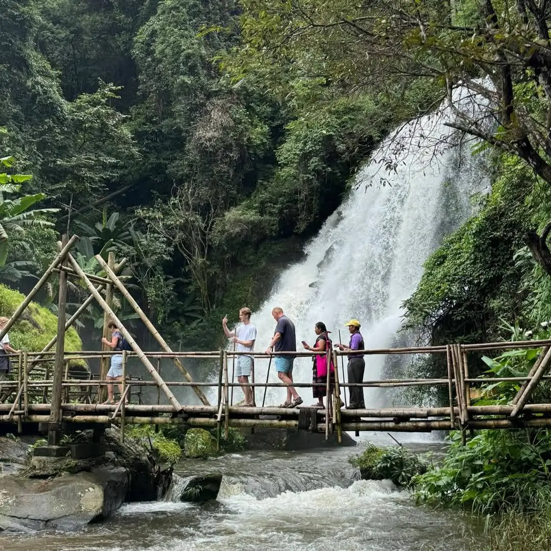 Explora Doi Inthanon en un tour de 1 día con senderos, cascada, arrozales y tribu Karen, saliendo desde Chiang Mai.