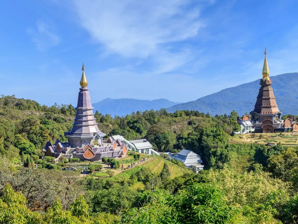 Explora Doi Inthanon en un tour de 1 día con senderos, cascada, arrozales y tribu Karen, saliendo desde Chiang Mai.