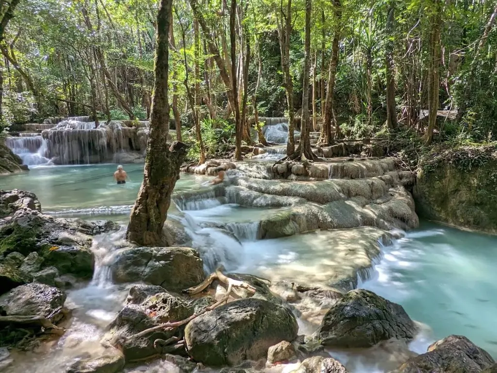 Tour Bangkok–Kanchanaburi 2 días: mercados, Puente del Río Kwai y cascadas de Erawan con guía en español.