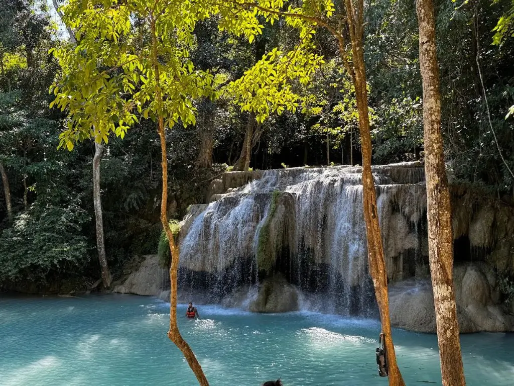 Tour Bangkok–Kanchanaburi 2 días: mercados, Puente del Río Kwai y cascadas de Erawan con guía en español.
