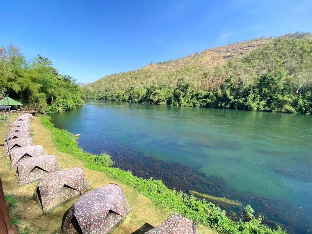 Tour Bangkok–Kanchanaburi 2 días: mercados, Puente del Río Kwai y cascadas de Erawan con guía en español.
