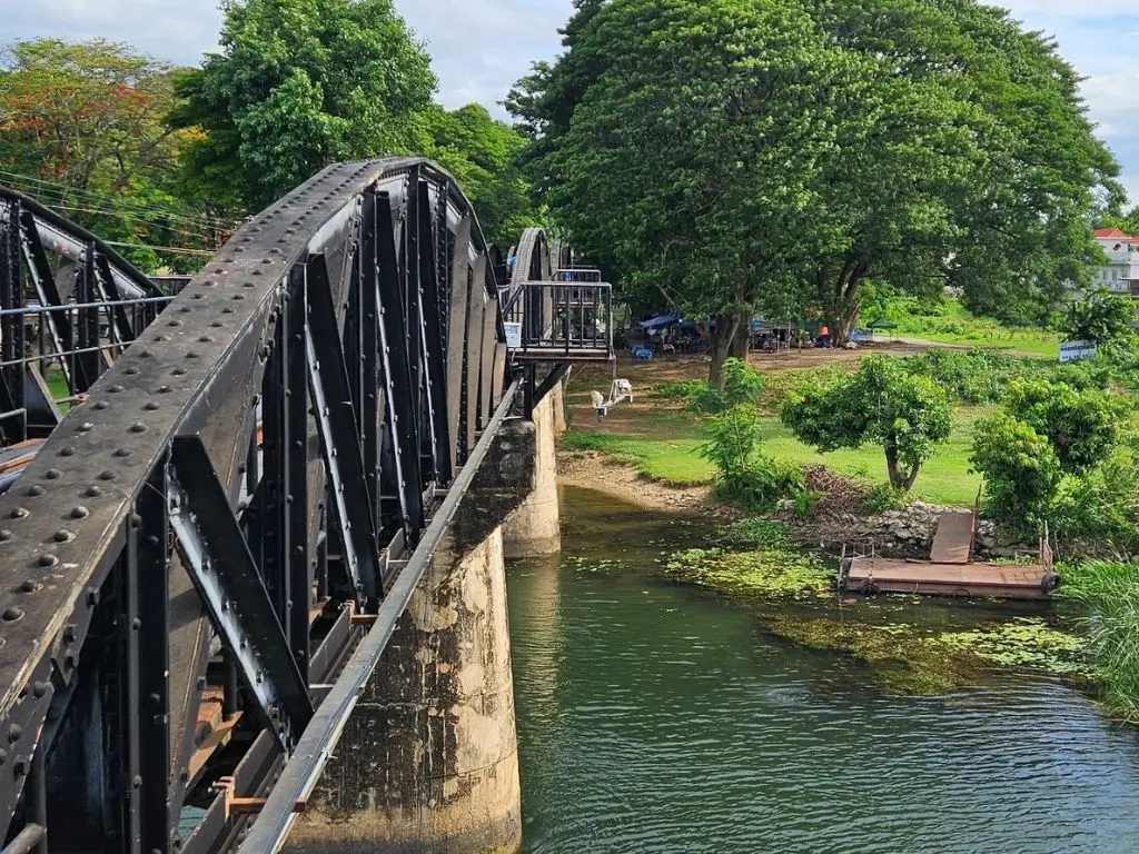 Tour Bangkok–Kanchanaburi 2 días: mercados, Puente del Río Kwai y cascadas de Erawan con guía en español.