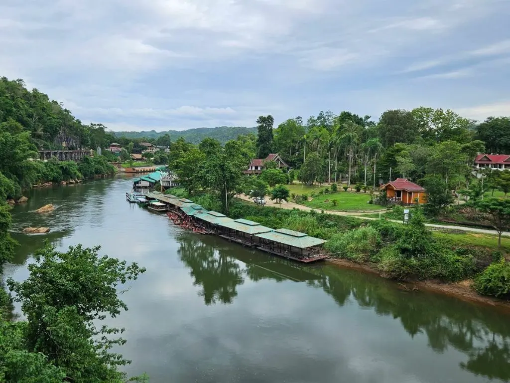 Tour Bangkok–Kanchanaburi 2 días: mercados, Puente del Río Kwai y cascadas de Erawan con guía en español.