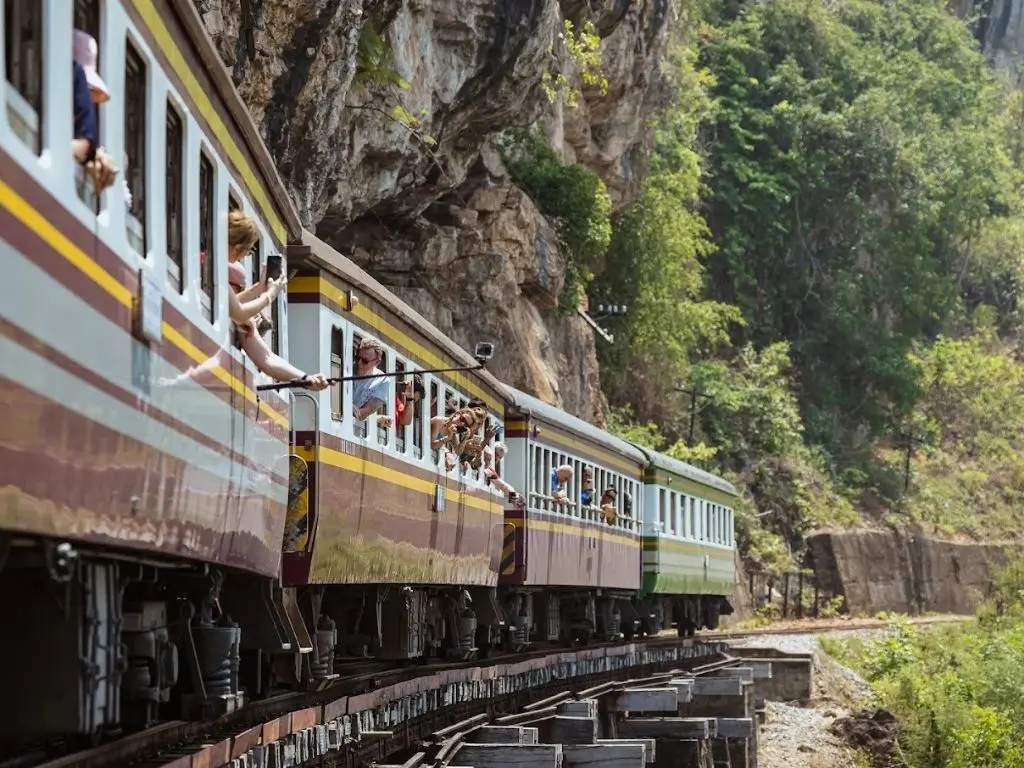 Tour Bangkok–Kanchanaburi 2 días: mercados, Puente del Río Kwai y cascadas de Erawan con guía en español.
