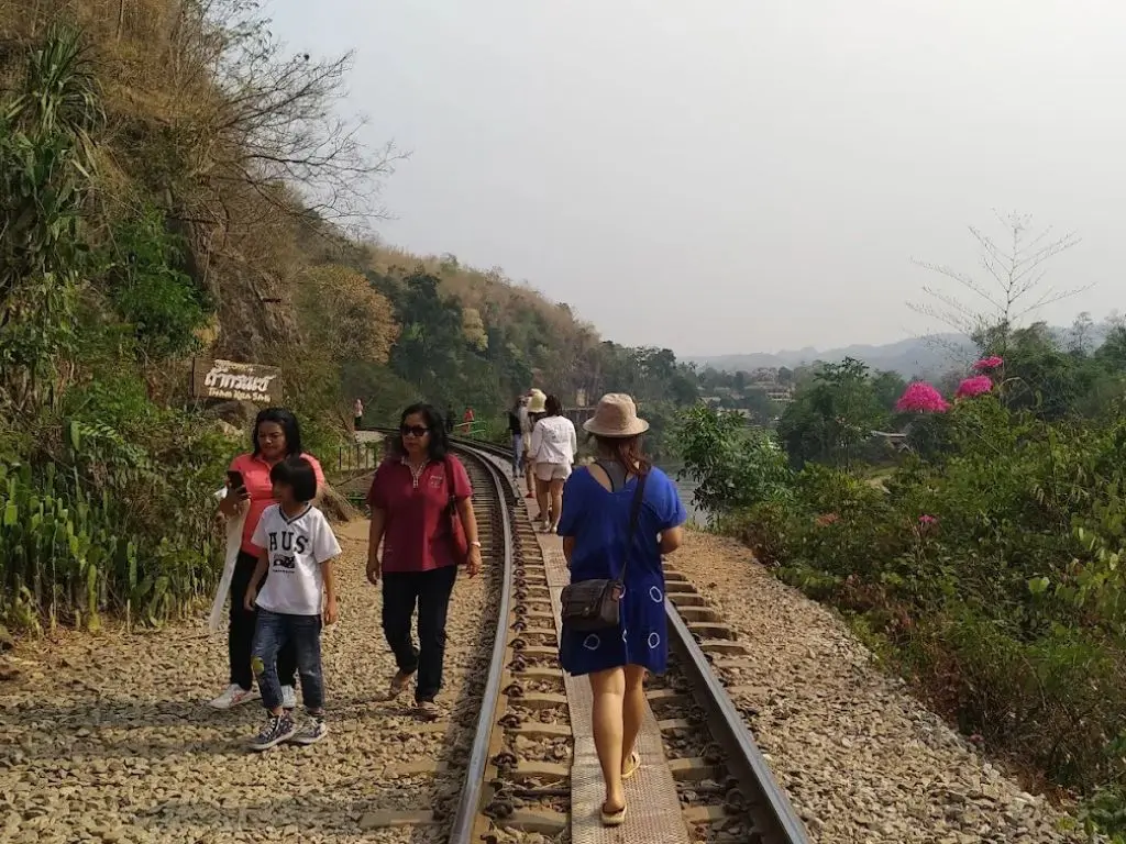 Tour Bangkok–Kanchanaburi 2 días: mercados, Puente del Río Kwai y cascadas de Erawan con guía en español.