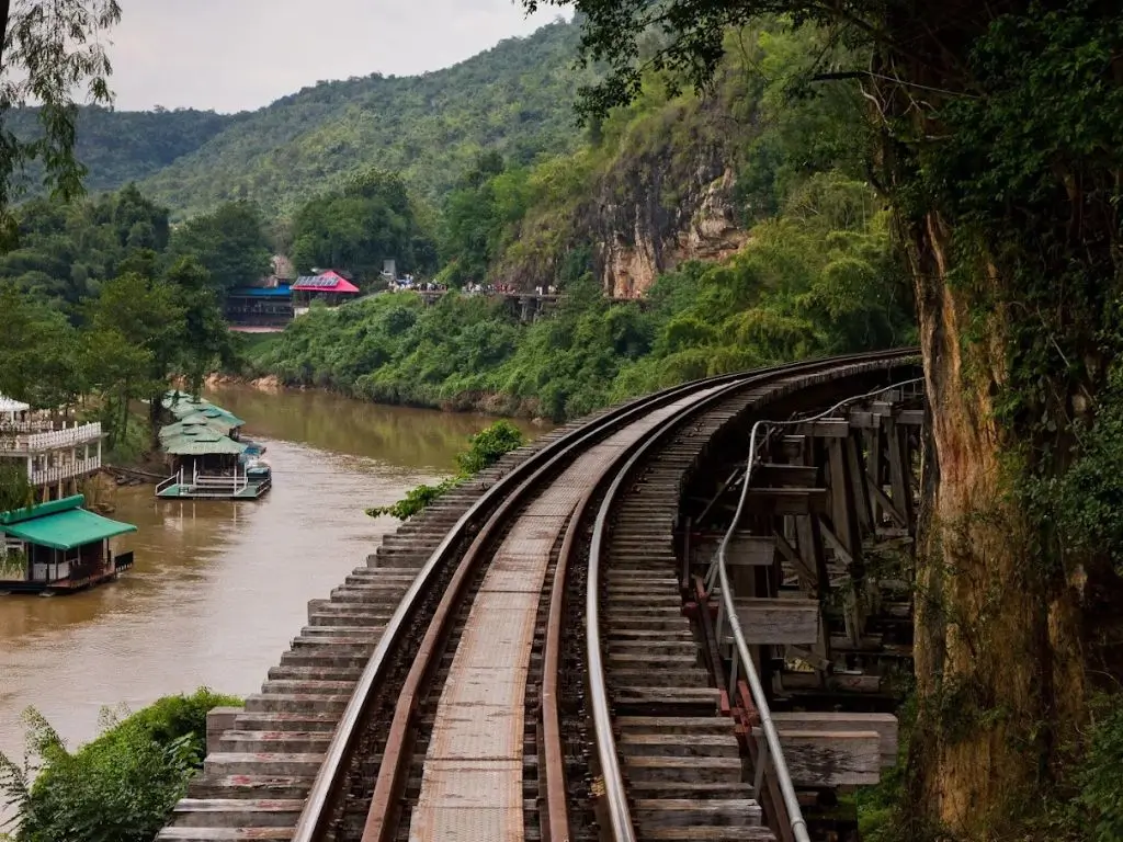 Tour Bangkok–Kanchanaburi 2 días: mercados, Puente del Río Kwai y cascadas de Erawan con guía en español.
