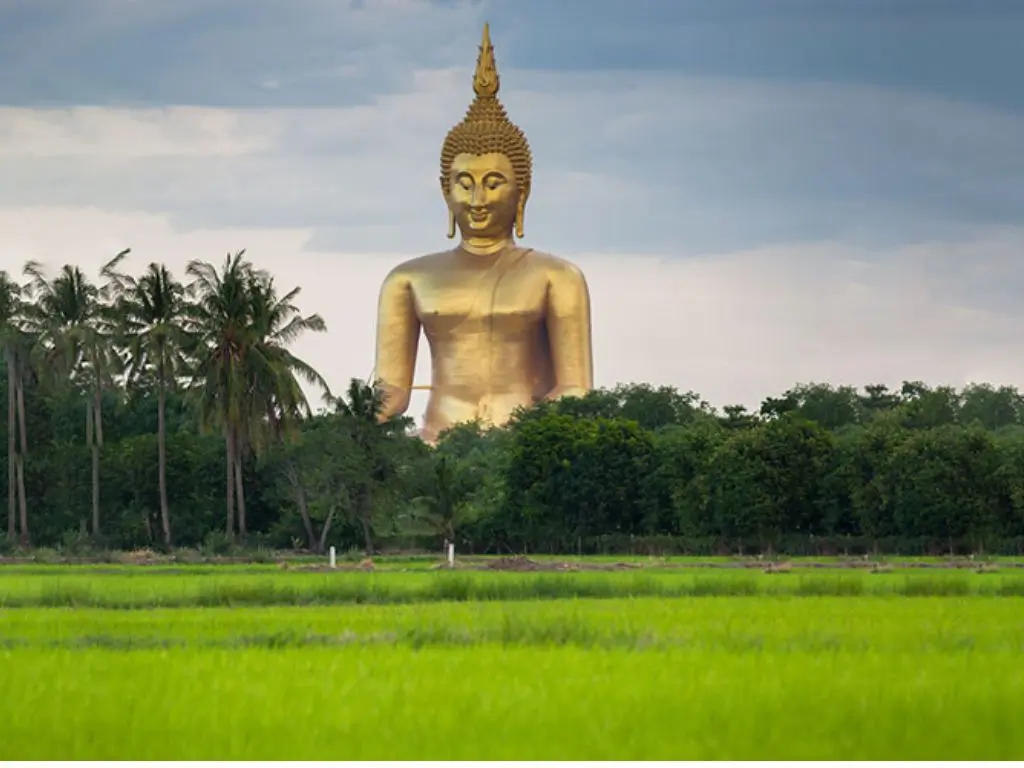 Circuito 3 días desde Bangkok: mercados, Río Kwai, cascadas de Erawan y templos de Ayutthaya con guía en español.
