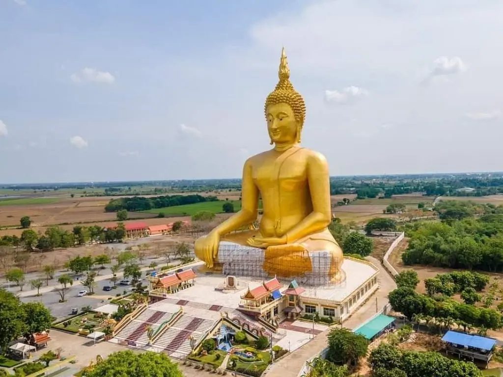Circuito 3 días desde Bangkok: mercados, Río Kwai, cascadas de Erawan y templos de Ayutthaya con guía en español.