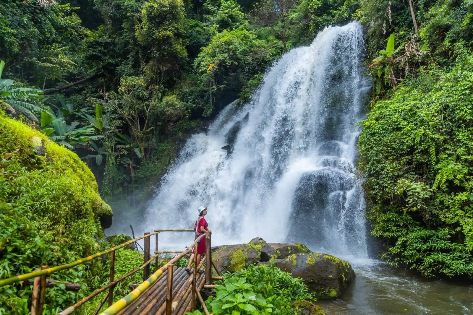 Explora Doi Inthanon en un tour de 1 día con senderos, cascada, arrozales y tribu Karen, saliendo desde Chiang Mai.