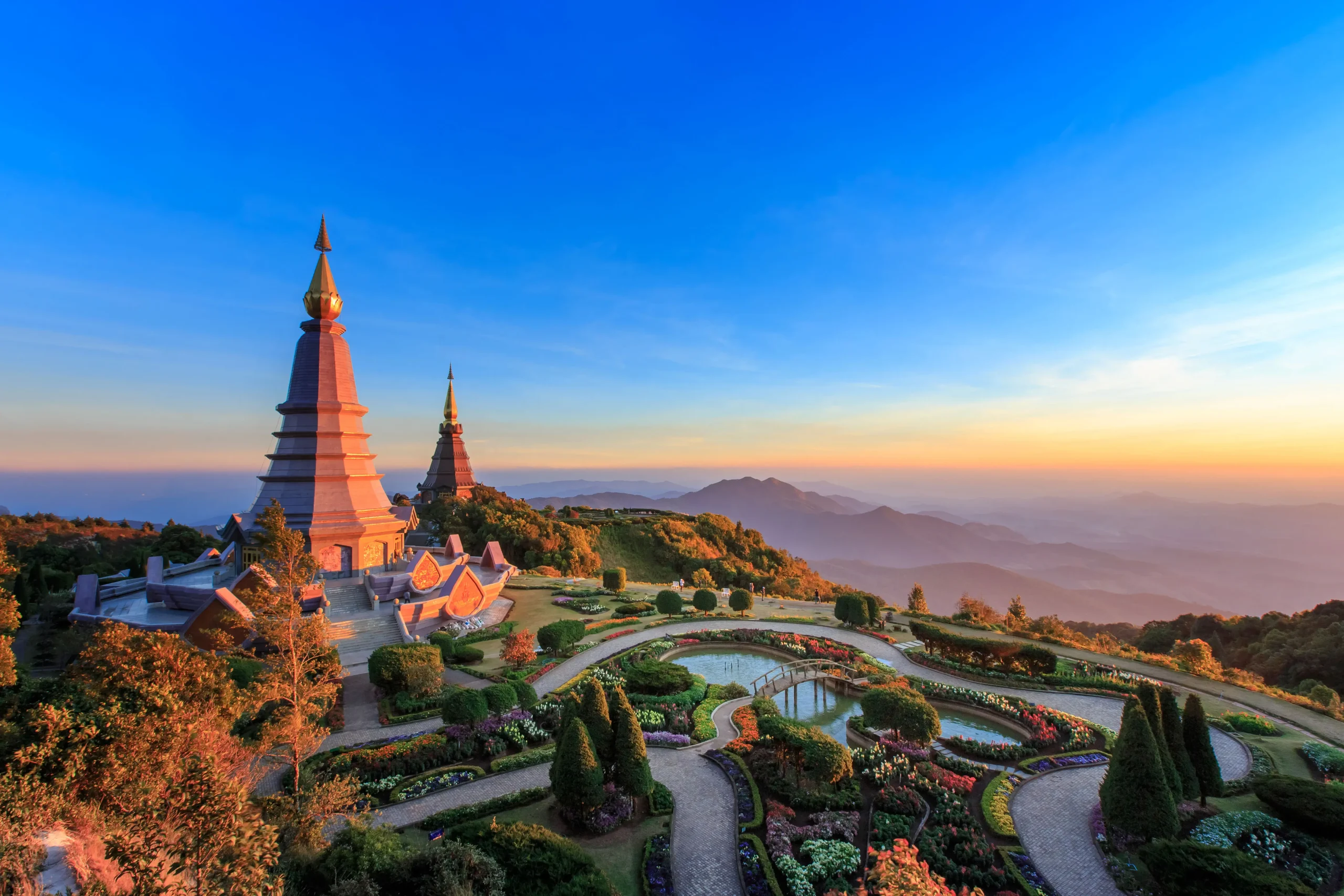 Explora Doi Inthanon en un tour de 1 día con senderos, cascada, arrozales y tribu Karen, saliendo desde Chiang Mai.