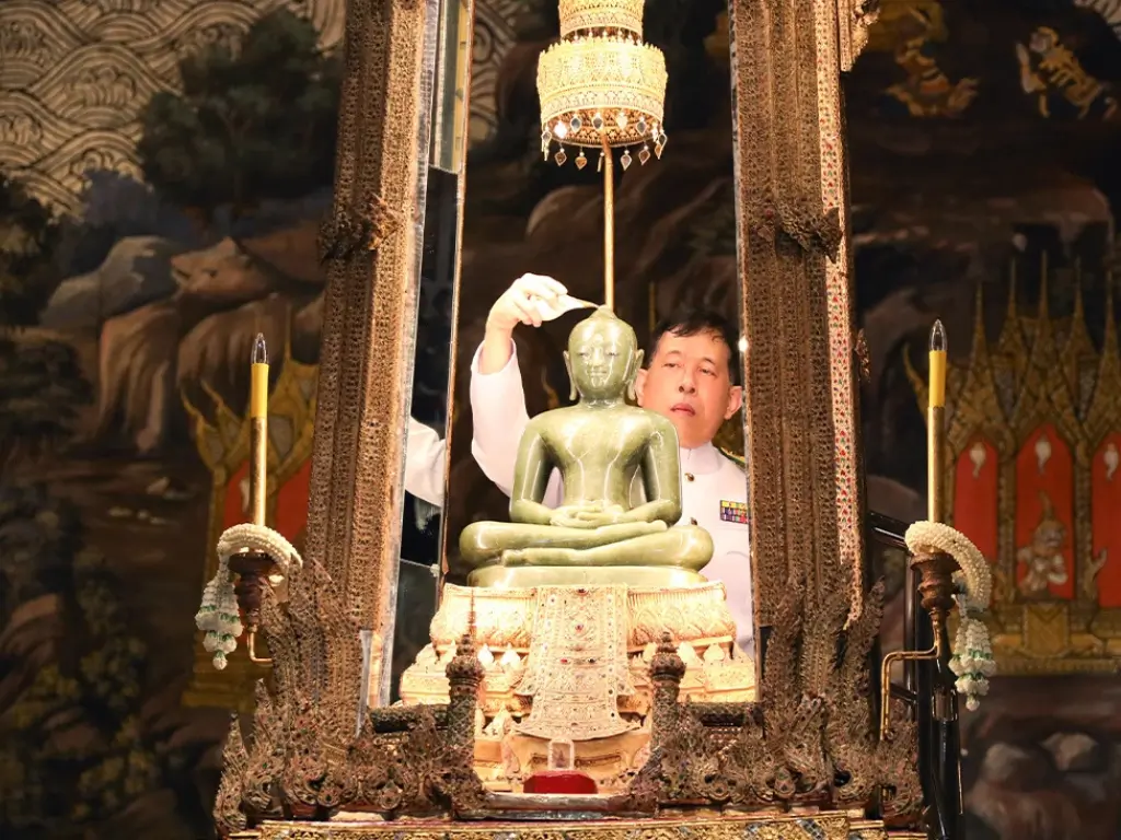 O ritual centenário que só o Rei pode realizar no Buda mais importante da Tailândia
