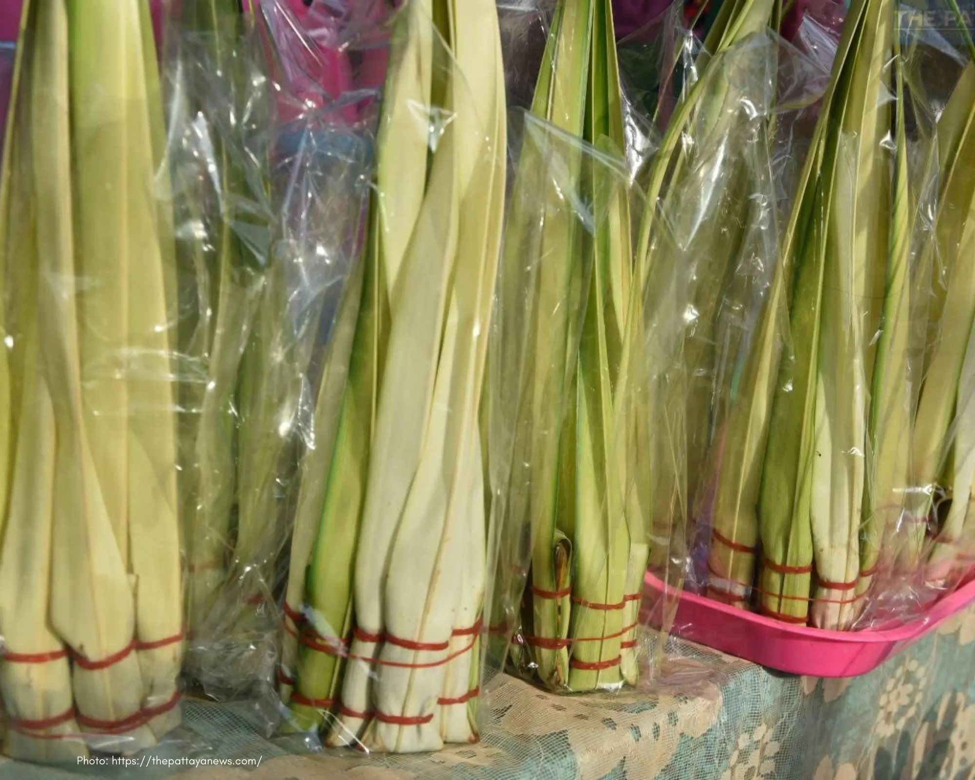 khao tom luk yon, oferenda aos monges no tak bat