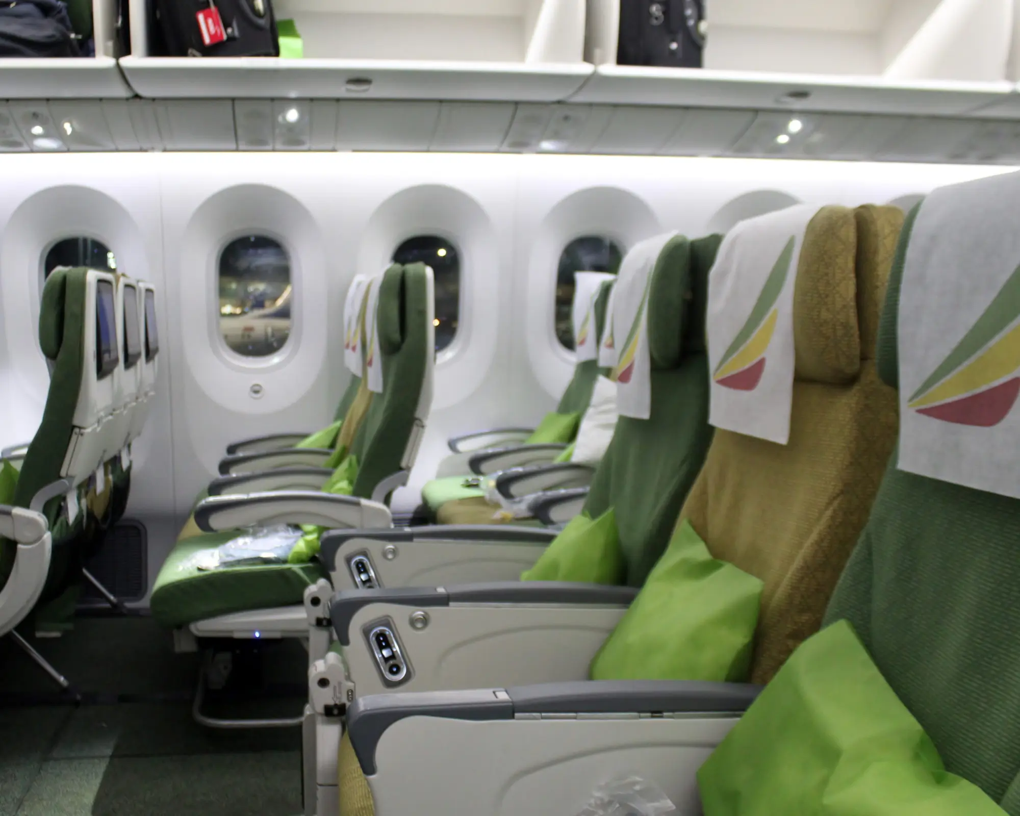 Espaço entre os assentos na Ethiopian. Fonte:https://morepremium.com/